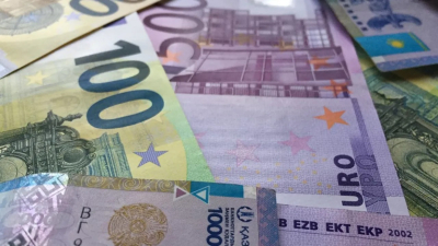 EUR/USD снижается: курс евро продолжает терять позиции