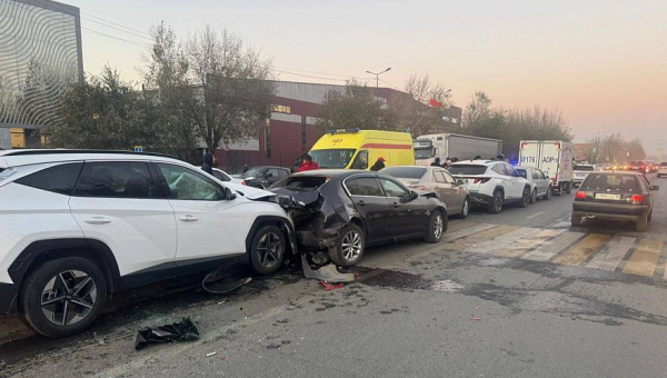 В Семее произошло массовое ДТП с участием пяти машин