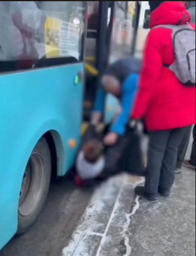 В Питере водитель автобуса устроил разборку с подростком из-за неприличного жеста