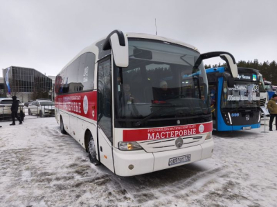 Раис Татарстана вручил театру &laquo;Мастеровые&raquo; ключи от автобуса