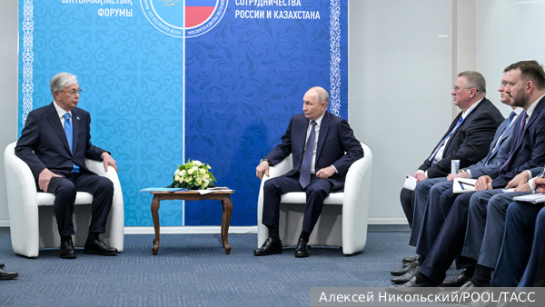 Токаев подарил Путину картину с Достоевским и Валихановым
