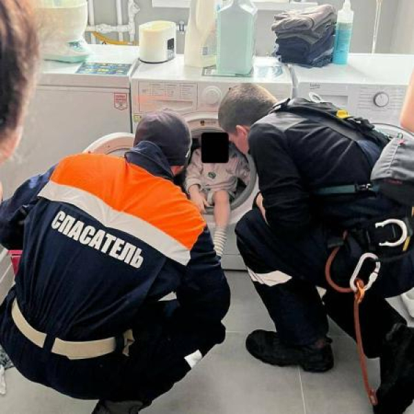 В Казани спасатели достали двухлетнего ребенка из стиральной машины