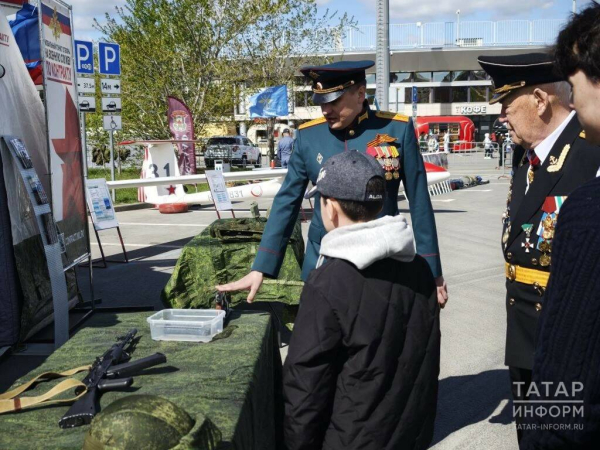 На Параде Победы в Татарстане открылся пункт отбора на службу по контракту