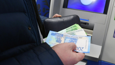 Российские банки требуют смягчить режим блокировок при снятии наличных