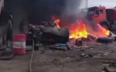 Два грузовых автомобиля и покрышки загорелись в Актобе