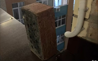 Подросток устроил опасную игру на крыше дома в Караганде