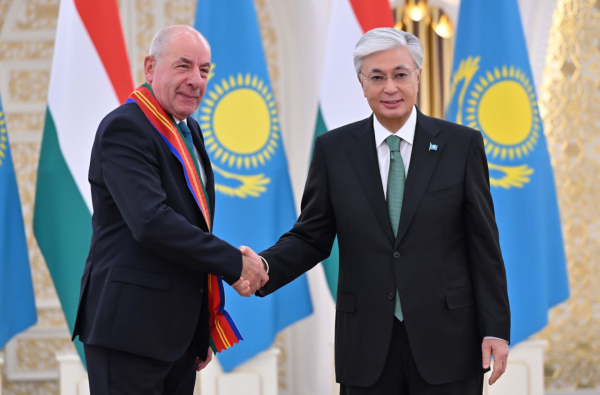 Глава государства наградил Президента Венгрии орденом &laquo;Достық&raquo; I степени