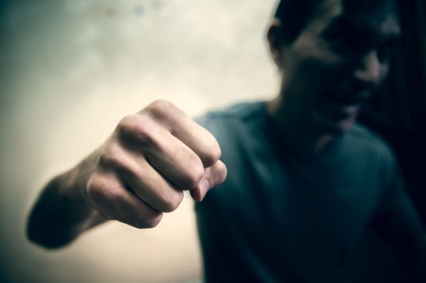 В Атырау мужчина избил ребенка на детской площадке