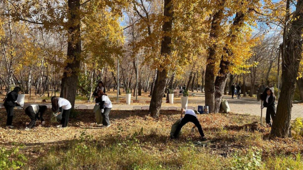"Таза Қазақстан": в Караганде волонтеры помогли привести в порядок Центральный парк