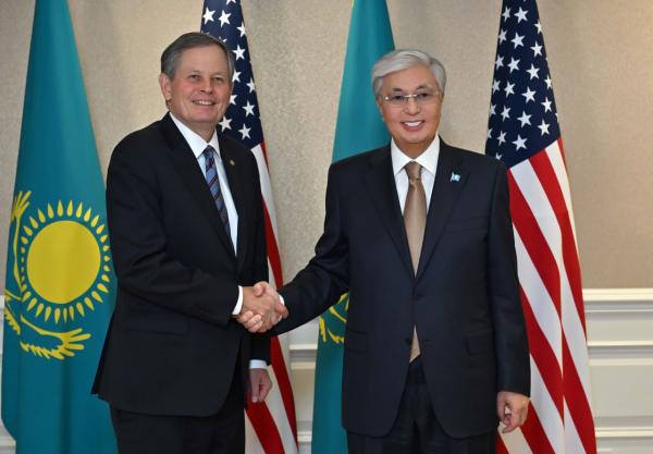 Токаев наградил американского сенатора Стива Дэйнса орденом &laquo;Достық&raquo; I степени