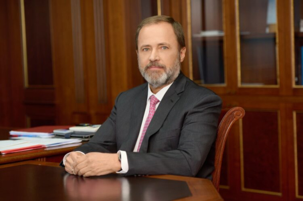 Игорь Комаров поздравил женщин с Международным женским днем