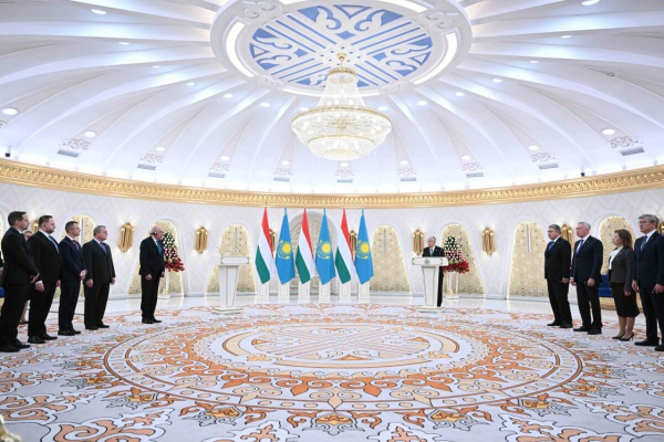 Токаев наградил президента Венгрии орденом "Достық" I степени