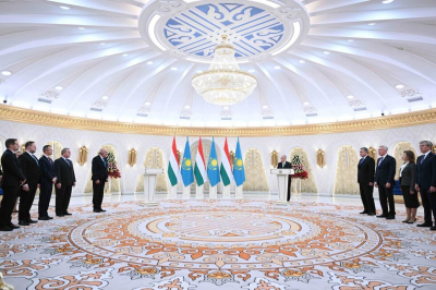 Токаев наградил президента Венгрии орденом "Достық" I степени