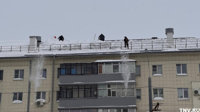 Врачи РКБ бьют тревогу: 17 человек за месяц упали с крыш, убирая снег