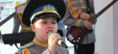 Школьники устроили концерт в честь Наурыза в торговом доме Семея