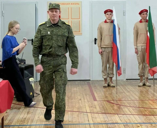 &laquo;Я должен быть рядом с нашими ребятами&raquo;: боец СВО из Буинска сделал подарок школе