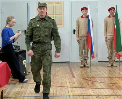 &laquo;Я должен быть рядом с нашими ребятами&raquo;: боец СВО из Буинска сделал подарок школе