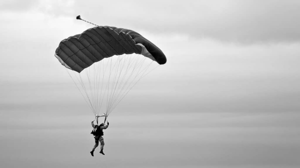В Актобе курсант военного института погиб при прыжке с парашютом