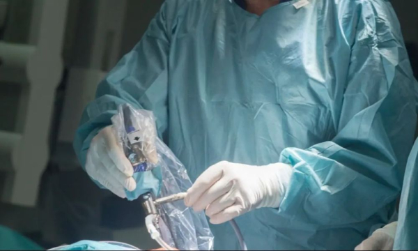 В Кульсары впервые провели операцию по установке эндопротеза