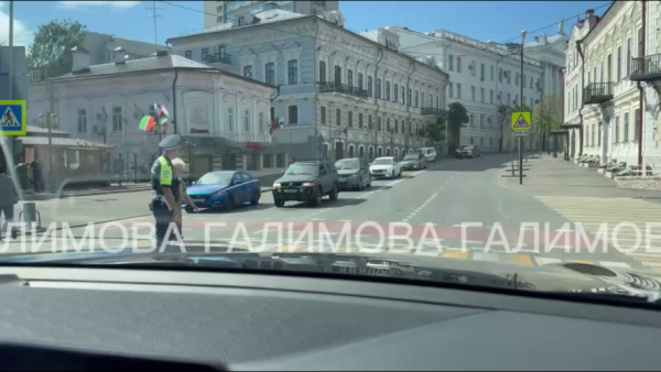 В Казани сотрудник ДПС остановил движение, чтобы помочь бабушке перейти дорогу 16/06/2026 &ndash; Новости