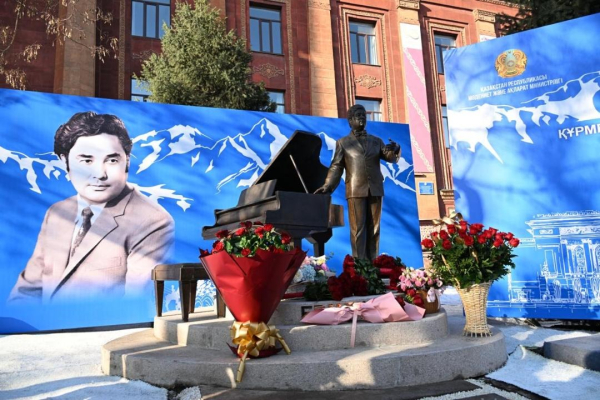 Памятник Ермеку Серкебаеву украсил проспект Абылай хана в Алматы