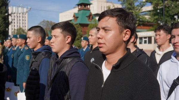 30 призывников из Алматы отправились служить в Десантно-штурмовые войска