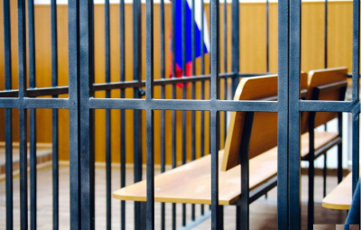 Московский суд арестовал пранкера на 15 суток за поездку на диване