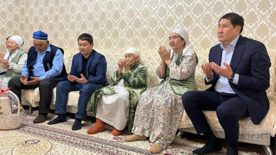 Аким Мангистауской области поздравил 100-летнюю жительницу с юбилеем