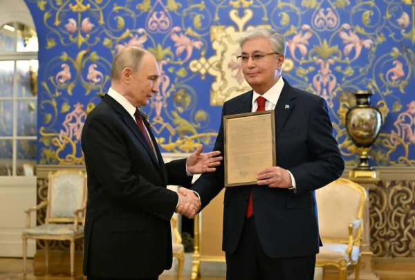 Президент России передал лидеру Казахстана наградной лист на присвоение его отцу звания Героя СССР