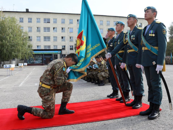 Свыше тысячи бойцов Десантно-штурмовых войск простились с Боевым знаменем