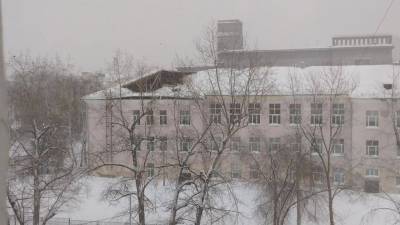 Крыша обвалилась в гимназии № 27 в Казани из-за сильного снегопада