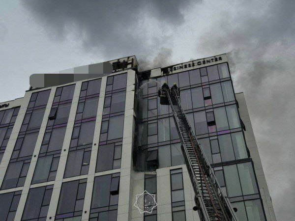 В Астане загорелся элитный бизнес-центр: огонь охватил фасад верхних этажей