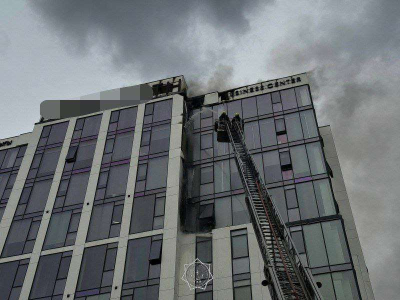 В Астане загорелся элитный бизнес-центр: огонь охватил фасад верхних этажей