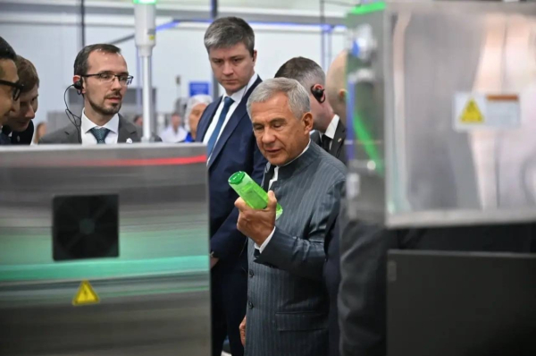 Минниханов прилетел в Навои и осмотрел завод &laquo;Арнест Юнигрупп Навои&raquo;