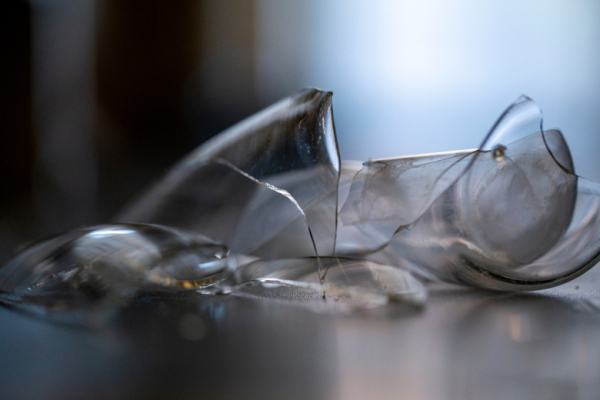 Сонник: разбитая посуда сулит неожиданные перемены