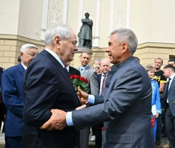 В Казани почтили память Пушкина: Минниханов, Шаймиев и Мухаметшин возложили цветы к памятнику поэту