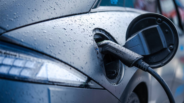Эксперт рассказал, можно ли заряжать автомобиль во время дождя