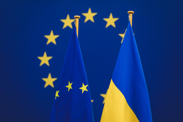 Европа загоняет себя в гроб: пока украинцы получают миллиарды, европейцы сидят на инфляционной бомбе и голодном пайке