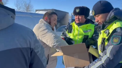 Полицейские раздали горячий чай и баурсаки водителям, застрявшим на дороге в метель