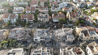 В Израиле восемь человек погибли в результате удара ракеты по жилому дому