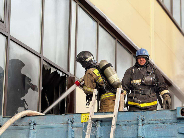 Крупный пожар на рынке в Астане: здание тушили более 160 спасателей