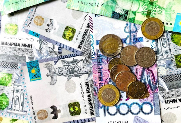 Что будет с тенге? Прогнозы аналитиков по доллару и евро