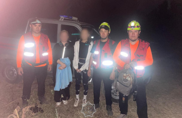 Две девушки заблудились в горах Алматы