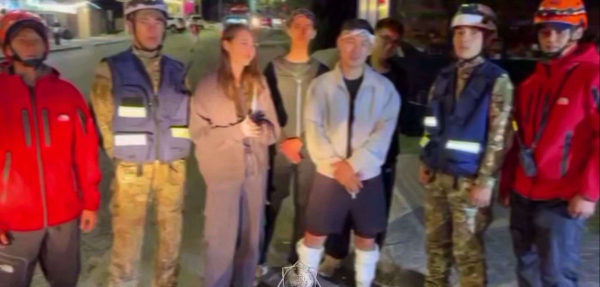 В Алматы спасатели более четырех часов пробирались к застрявшим на горе подросткам