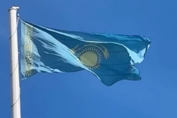 В Атырау на главном флагштоке вывесили флаг наоборот