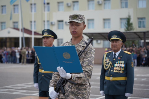 В Астане более 300 выпускников военной кафедры вуза приняли военную присягу