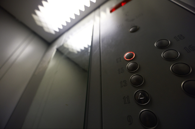 Два работника получили тяжелые травмы при падении лифта в Казани