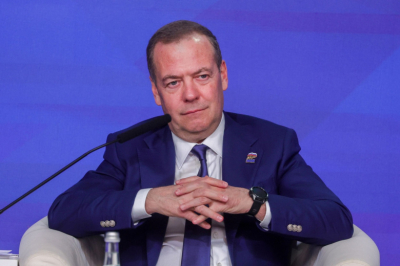 Медведев признал отставание России в сфере микроэлектроники