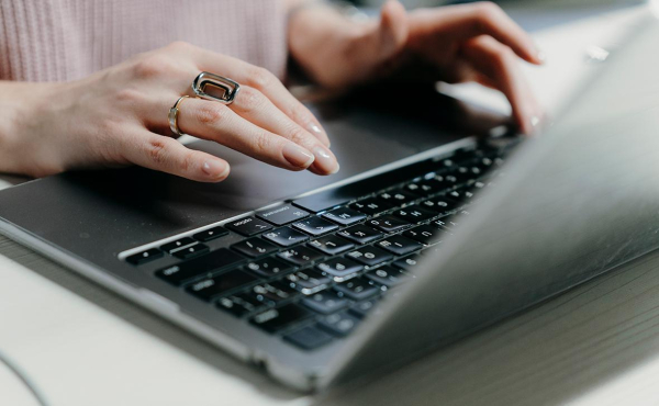 Бронзит предупредил о риске &laquo;погрязнуть&raquo; в ИИ-контенте