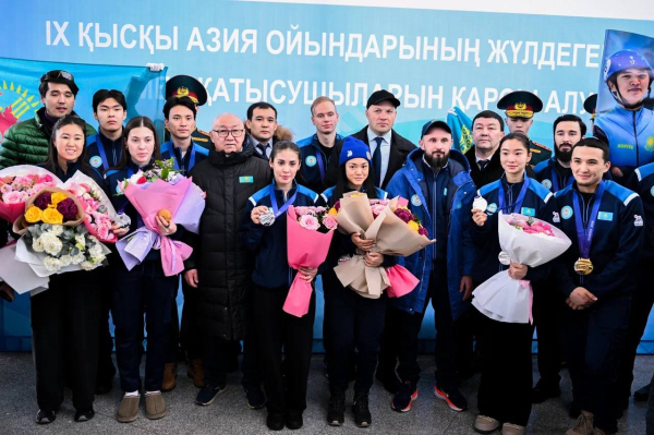 Отличившиеся на соревнованиях казахстанские шорт-трекисты вернулись домой